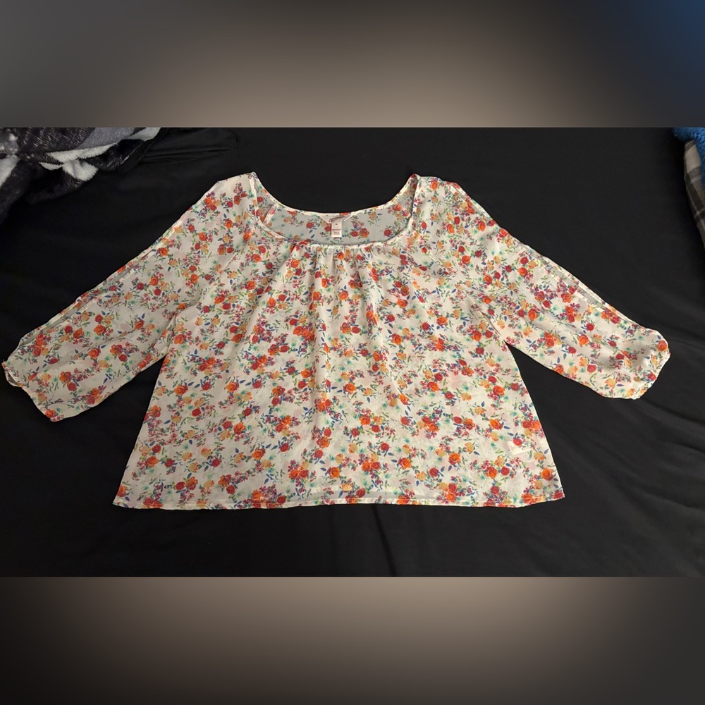 Women’s Arizona Jean Company cream with floral 3/4 split sleeve top in size XL
